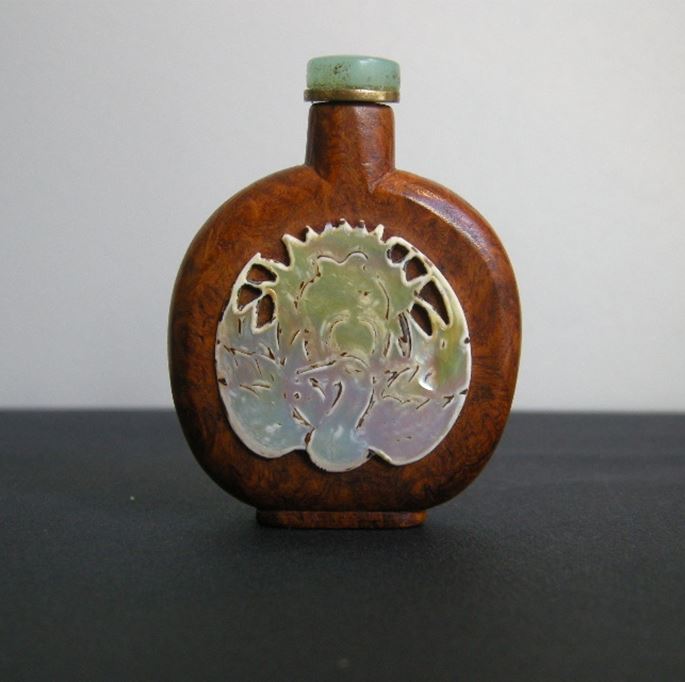 Burlwood snuff bottle (precious wood) embellished on each face of mother-of-pearl (a phenix and a Shou sign) | MasterArt
